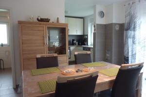 Kuchyň nebo kuchyňský kout v ubytování Ferienhaus Nordseebrise