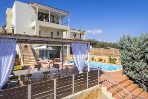 Πισίνα στο ή κοντά στο Olive Chrysi Luxury Villa with in-room plunge pool