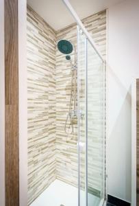 Appartement Royal séjour, Parking gratuit في سانت كونتان: عليك المشي في الحمام مع باب زجاجي