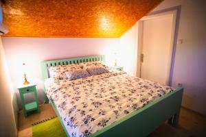 a bedroom with a bed with blue flowers on it at KUĆA ZA ODMOR JURINO GNIJEZDO in Jarki Horvatićevi