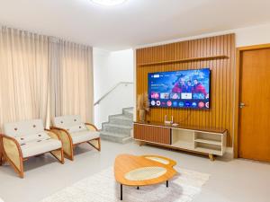 ポルト・セグロにあるApartamento NBの壁に薄型テレビが取り付けられたリビングルーム