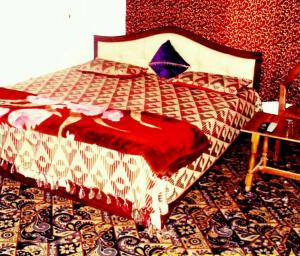 A bed or beds in a room at Hotel Fabulous Kashmir