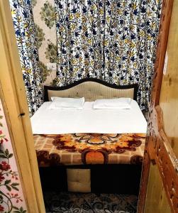 A bed or beds in a room at Hotel Fabulous Kashmir
