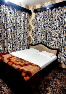 A bed or beds in a room at Hotel Fabulous Kashmir