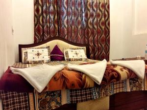A bed or beds in a room at Hotel Fabulous Kashmir