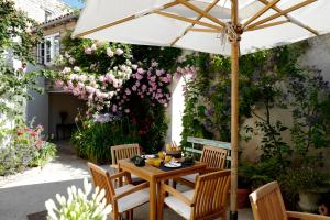 Jardí fora de Hôtel Le Sénéchal