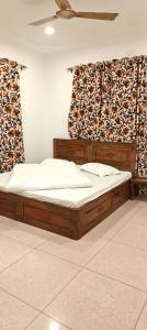 A bed or beds in a room at Hotel Fabulous Kashmir