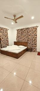 A bed or beds in a room at Hotel Fabulous Kashmir