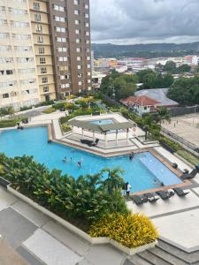 una vista aérea de una gran piscina en una ciudad en Cozy Studio in Ayala Avida CDO - Fast WIFINetflixTv, en Cagayan de Oro