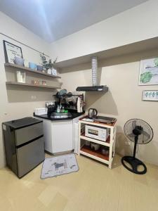 una cocina con estufa y encimera en Cozy Studio in Ayala Avida CDO - Fast WIFINetflixTv, en Cagayan de Oro