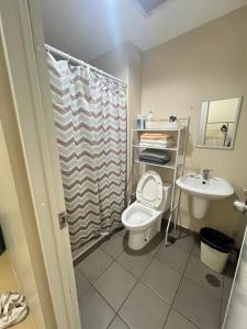 un baño con inodoro y lavabo en Cozy Studio in Ayala Avida CDO - Fast WIFINetflixTv, en Cagayan de Oro