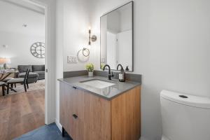 ボストンにあるLuxury Furnished Apartment Near Logan Airportの洗面台とトイレ付きのバスルーム +37枚の写真