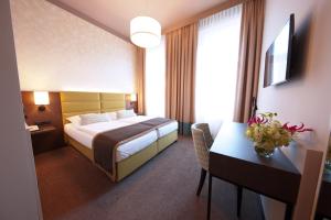 Postel nebo postele na pokoji v ubytování Drei Kronen Hotel Wien City