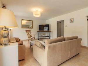 TV a/nebo společenská místnost v ubytování Gîte en Provence entre Pernes les fontaines et St Didier proche l'isle sur sorgues face Mont Ventoux Villa avec piscine