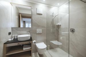 łazienka z prysznicem, toaletą i umywalką w obiekcie Apartment Villa Stefania w mieście Selva di Val Gardena