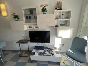 TV a/nebo společenská místnost v ubytování Fantastisches Apartment am Meer