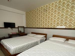 Giường trong phòng chung tại Thien Tan Hotel