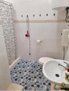 Koupelna v ubytování MainStreet apartman + 15 fotografií