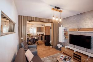 salon z kanapą i telewizorem w obiekcie Apartman Ivana w mieście Zadar