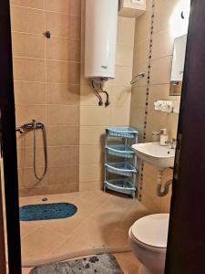 ein Badezimmer mit Dusche, Toilette und Waschbecken in der Unterkunft Apartament Morela in Sonnenstrand + 9 Fotos