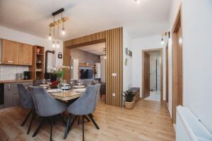 Kuchyňa alebo kuchynka v ubytovaní Apartman Ivana
