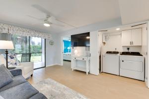 Dapur atau dapur kecil di 5 Mi to Fort Myers Beach Condo with Private Lanai!