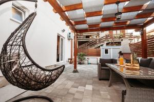 patio z hamakiem wiszącym na suficie w obiekcie Apartman Ivana w mieście Zadar