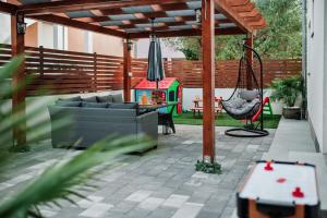 patio z huśtawką i placem zabaw w obiekcie Apartman Ivana w mieście Zadar