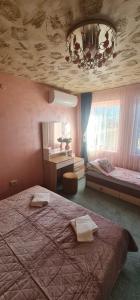Postel nebo postele na pokoji v ubytování Долапите Гуест Хаус Dolapite guest house + 15 fotografií
