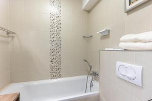 Et badeværelse på Corner Apartment Fonyód + 33 billeder