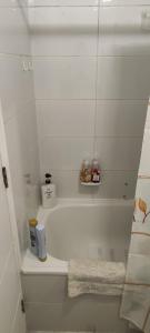 Bilik mandi di Ocean View & Pool Family Apartment 7P