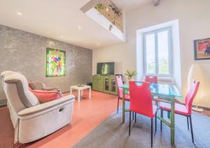 Posedenie v ubytovaní ღ LA CHARMERIE Duplex climatisé à 5min du Vieux Port