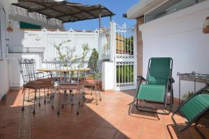 eine Terrasse mit Tisch und Stühlen und einem Zaun in der Unterkunft SEI A CAPRI in Capri