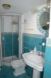 ein Badezimmer mit Toilette, Waschbecken und Dusche in der Unterkunft SEI A CAPRI in Capri + 5 Fotos