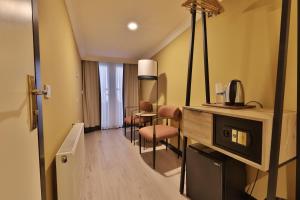 A kitchen or kitchenette at EA Exclusive Hotel