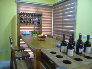 五結鄉的住宿－宜蘭和莊民宿2館，一张桌子上放着一大堆葡萄酒瓶
