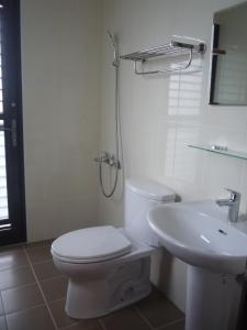五結鄉的住宿－宜蘭和莊民宿2館，白色的浴室设有卫生间和水槽。