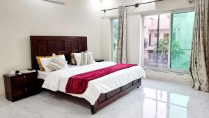 Ένα ή περισσότερα κρεβάτια σε δωμάτιο στο Haven Lodge, 5BR Entire Vacation Home in Bahria Enclave