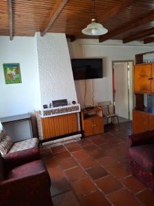 un soggiorno con divano e camino di Casa Mila en Costa Azul a Costa Azul