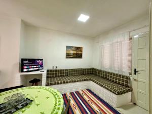 Телевизор и/или развлекательный центр в Aconchegante apartamento 2 quadras do mar