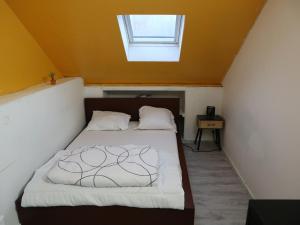 Postel nebo postele na pokoji v ubytování Chambre Jaune