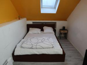 Postel nebo postele na pokoji v ubytování Chambre Jaune