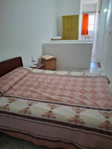 una camera con un letto con copriletto rosso e bianco di Casa Mila en Costa Azul a Costa Azul