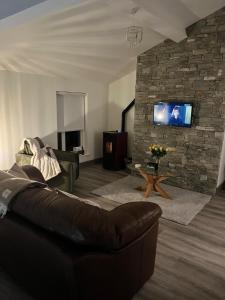TV a/nebo společenská místnost v ubytování Heirloom Lodge