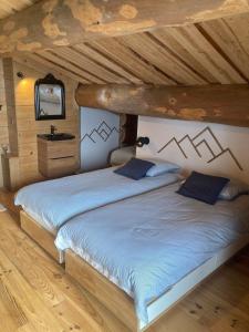 ein Schlafzimmer mit einem großen Bett im Dachgeschoss in der Unterkunft Magnifique chalet bois pour 16 personnes à 1600m in La Cabanasse