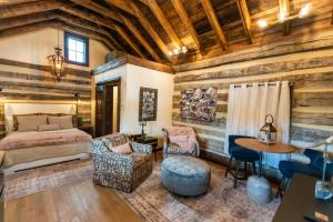 ホワイト・サルファー・スプリングズにあるBarnwood Villageのベッドとテーブルと椅子のある寝室