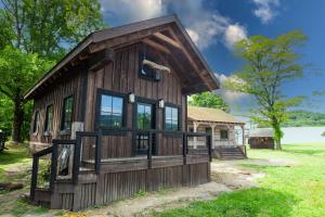 ホワイト・サルファー・スプリングズにあるBarnwood Villageの小屋