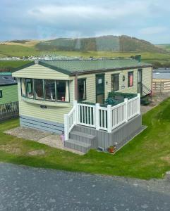 an overhead view of a small house with a porch at Sea View Escape 2 Bedroom Pet Friendly Caravan at Clarach Bay Gm3 in Aberystwyth