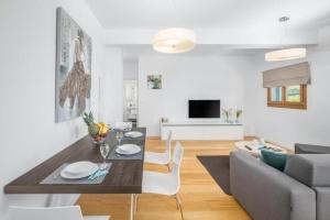 een woonkamer met een tafel en een bank bij MAJ - ANA - Luxury Family Apartments with Pool in Poreč