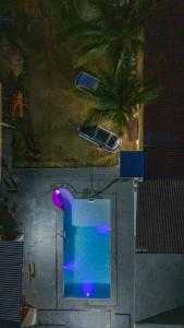 an overhead view of a table with a cell phone at Pousada Casa Flor-Aurora -TO in Manhã